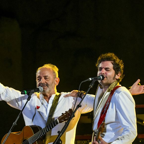 Le musicien français Matthieu Chedid, également connu sous le nom de "M" (à droite) joue avec son père, le chanteur Louis Chedid, sur les marches du temple de Bacchus dans la ville antique de Baalbeck, à l'est de Beyrouth, au Liban, le 4 août 2018, dans le cadre du festival annuel d'été organisé dans les ruines romaines. Les racines familiales de Chedid viennent du Liban et c'était leur premier concert ensemble là-bas. Photo by Ammar Abd Rabbo/ABACAPRESS.COM