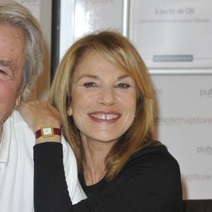 Alain Delon dedicace le livre "Lettre entr'ouverte a Alain Delon" de Nicole Calfan au Drugstore Publicis a Paris. Le 30 octobre 2012