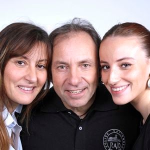 Une double réussite académique et artistique qui fait la fierté absolue de ses célèbres parents.

Exclusif - Portrait de Philippe Candeloro avec sa femme Olivia et leur fille Maya lors de l'enregistrement de l'émission "Chez Jordan de Luxe" à Paris. Le 6 novembre 2024.

© Cédric Perrin / Bestimage