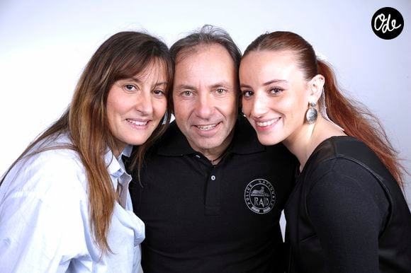 Une double réussite académique et artistique qui fait la fierté absolue de ses célèbres parents.

Exclusif - Portrait de Philippe Candeloro avec sa femme Olivia et leur fille Maya lors de l'enregistrement de l'émission "Chez Jordan de Luxe" à Paris. Le 6 novembre 2024.

© Cédric Perrin / Bestimage