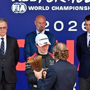 Andrea Casiraghi, sa femme Tatiana Santo Domingo lors de la remise des prix avec Jeff Dodds, le PDG de la Formula E, Mike Fries, le CEO de Liberty Global, Michel Ferry, le commissaire général de l'Automobile Club de Monaco et le directeur des Grands Prix, Lionel Beffre, Conseiller de Gouvernement-Ministre de l'Intérieur, durant le Monaco E-Prix 2026, Round 9, le 16 mai 2026.  © Bruno Bebert / Bestimage
