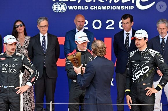 Andrea Casiraghi, sa femme Tatiana Santo Domingo lors de la remise des prix avec Jeff Dodds, le PDG de la Formula E, Mike Fries, le CEO de Liberty Global, Michel Ferry, le commissaire général de l'Automobile Club de Monaco et le directeur des Grands Prix, Lionel Beffre, Conseiller de Gouvernement-Ministre de l'Intérieur, durant le Monaco E-Prix 2026, Round 9, le 16 mai 2026.  © Bruno Bebert / Bestimage