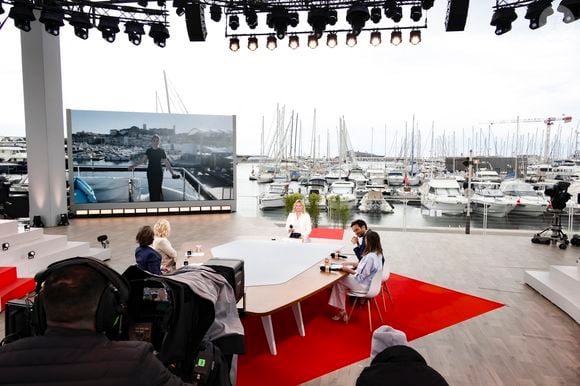 Exclusif - Flavie Flament, Charlotte Lipinska, Alex Jaffray, Samuel Ollivier et Camille Dahan sur le plateau de l'émission Télématin en marge du 78ème Festival International du Film de Cannes, France, le 22 mai 2025. © Jack Tribeca/Bestimage