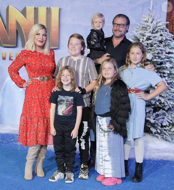 Tori Spelling, Dean McDermott et leurs enfants Finn Davey, Hattie Margaret, et Stella Doreen à Los Angeles, le 9 décembre 2019. 

Photo : Backgrid USA / Bestimage