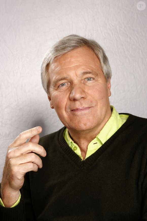 Regrettant les belles heures du Tour de France, l'ancien présentateur principal du journal de 20 heures de TF1 a expliqué qu'il ne met plus le son lorsqu'il regarde ce tournoi de cyclisme car les commentaires lui sont insupportables.

Bruno Masure pose à Paris, France, en janvier 2009. Photo par Vim/ABACAPRESS.COM