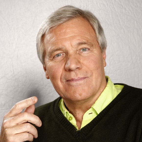 Regrettant les belles heures du Tour de France, l'ancien présentateur principal du journal de 20 heures de TF1 a expliqué qu'il ne met plus le son lorsqu'il regarde ce tournoi de cyclisme car les commentaires lui sont insupportables.

Bruno Masure pose à Paris, France, en janvier 2009. Photo par Vim/ABACAPRESS.COM