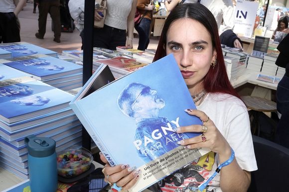 Aël Pagny, fille de Florent Pagny, au Festival du Livre de Paris 2025 au Grand Palais à Paris le 11 avril 2025. Crédit Cédric Perrin / Bestimage