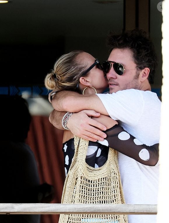 Exclusif - Laeticia Hallyday accompagnée de son compagnon Frédéric Suant et de sa fille Joy sont aller accueillir Jade à l'aéroport de Saint-Barthélemy-Rémy-de-Haenen où tout le monde se retrouve pour le 50ème anniversaire de Laeticia, à Saint-Jean, Saint-Barthélémy, Antilles françaises, France, le 15 mars 2025.