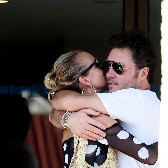 Exclusif - Laeticia Hallyday accompagnée de son compagnon Frédéric Suant et de sa fille Joy sont aller accueillir Jade à l'aéroport de Saint-Barthélemy-Rémy-de-Haenen où tout le monde se retrouve pour le 50ème anniversaire de Laeticia, à Saint-Jean, Saint-Barthélémy, Antilles françaises, France, le 15 mars 2025.