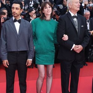 L’actrice a brillé dans une robe vert émeraude signée Saint Laurent, symbole de son style audacieux.

Riz Ahmed, Charlotte Gainsbourg et Bill Murray assistent au tapis rouge de "The Phoenician Scheme" lors de la 78ème édition du Festival de Cannes au Palais des Festivals le 18 mai 2025 à Cannes, France. Photo par Jerome Domine/ABACAPRESS.COM