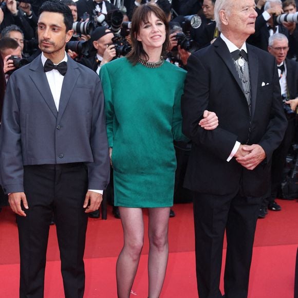 L’actrice a brillé dans une robe vert émeraude signée Saint Laurent, symbole de son style audacieux.

Riz Ahmed, Charlotte Gainsbourg et Bill Murray assistent au tapis rouge de "The Phoenician Scheme" lors de la 78ème édition du Festival de Cannes au Palais des Festivals le 18 mai 2025 à Cannes, France. Photo par Jerome Domine/ABACAPRESS.COM