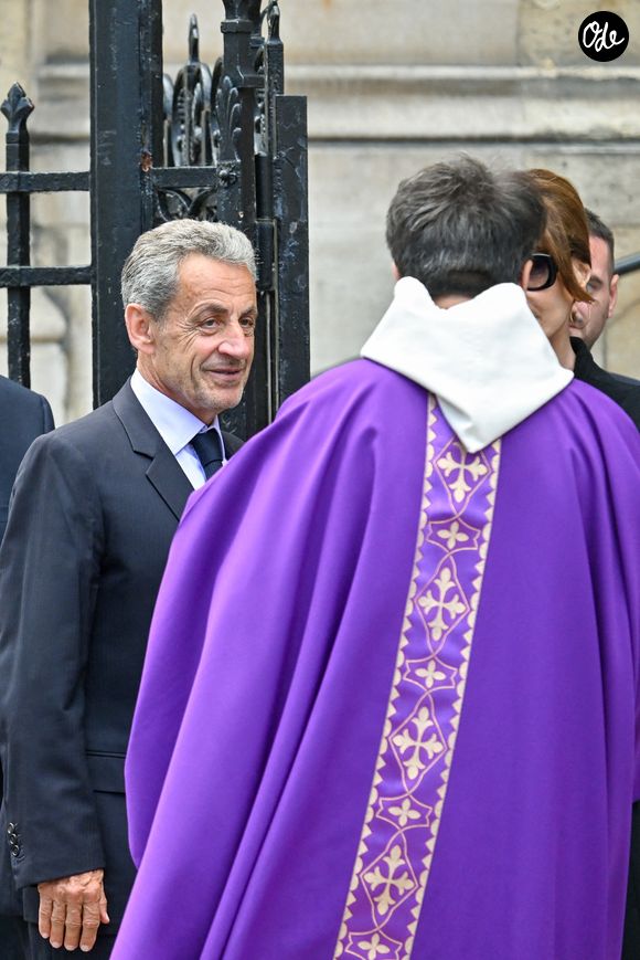 Nicolas Sarkozy et son épouse Carla Bruni aux funérailles de B. Chirac à la basilique Sainte-Clotilde à Paris (7e) le 12 juin 2026. L’ancienne première dame de France est décédée le 5 juin 2026 à l’âge de 93 ans. 
© Jacovides / Liewig / Bestimage