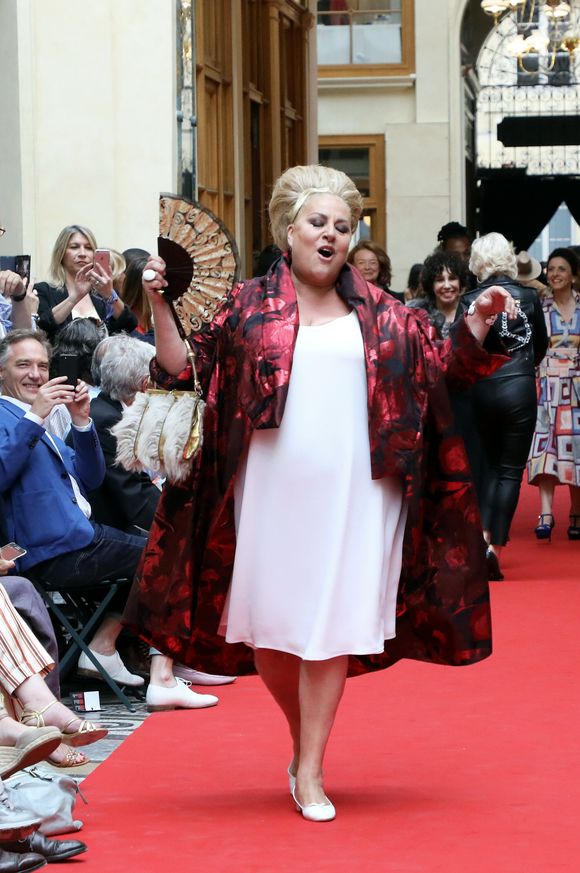 Marianne James - Défilé "Over Fifty... et alors !" à la galerie Vivienne à Paris le 17 Juin 2019. C'est sous les ors de la galerie Vivienne que la styliste Nathalie Garçon, initiatrice de l'association "Over fifty...et alors", a organisé un défilé de mode afin de faire évoluer la visibilité et le regard porté sur les femmes de plus de cinquante ans. © Dominique Jacovides/Bestimage