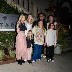 Tori Spelling, Dean McDermott, Stella McDermott,Finn McDermott, Hattie McDermott, Liam McDermott, Beau McDermott au photocall du gala caritatif "Stands for Kids" au profit du "Luskin Orthopaedic Institute for Children" à Los Angeles, le 11 juin 2023. 

Photo : Agence / Bestimage