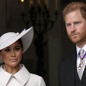 Le duc et la duchesse de Sussex quittant le National Service of Thanksgiving à la cathédrale St Paul, Londres. Le duc et la duchesse de Sussex ont commencé à utiliser les titres de prince et de princesse pour leurs enfants Archie et Lilibet. Les enfants de Harry et Meghan sont devenus prince et princesse lorsque le roi a accédé au trône, mais sont restés simples "master" et "miss" sur le site web du palais de Buckingham au cours des six derniers mois. Le crédit photo doit être lu comme suit : Matt Dunham/PA Wire