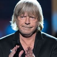 Très loin de la France, Renaud réapparaît et prend la parole pour une grande annonce