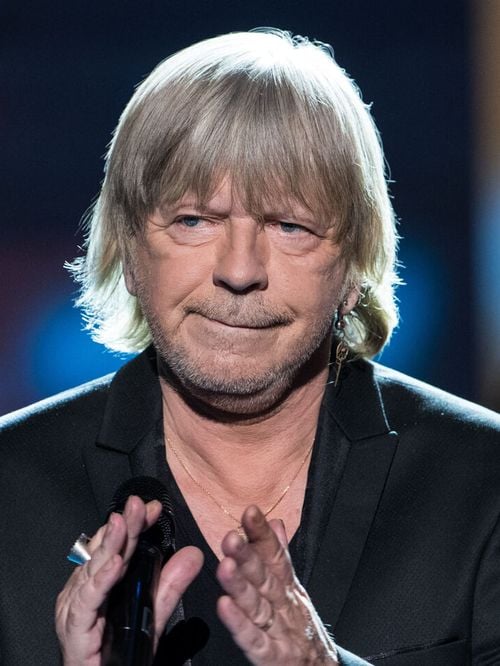 Très loin de la France, Renaud réapparaît et prend la parole pour une grande annonce