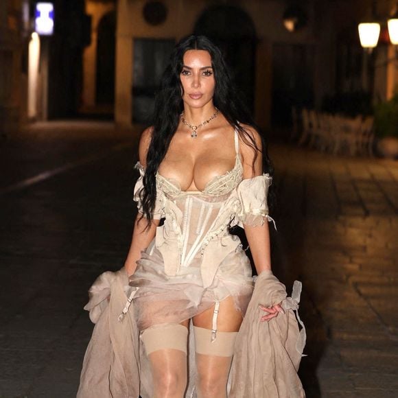 Kim Kardashian se rend en nuisette et porte-jarretelles à l'Arsenal pour le bal "Pyjama Party" qui clôture le mariage de J. Bezos et L. Sanchez à Venise, le 28/06/2025 @Backgrid USA / Bestimage