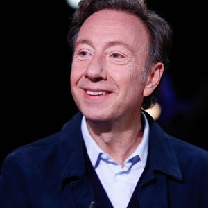 Comme il l'a affirmé à nos confrères de "Ouest-France", cette dernière a été reportée :

 Exclusif - Stéphane Bern - Enregistrement de l'émission "La Boîte à secrets", au Studio du Lendit, présentée par F.Bollaert et diffusée le 17 janvier sur France 3. Le 17 décembre 2024
© Christophe Clovis / Bestimage