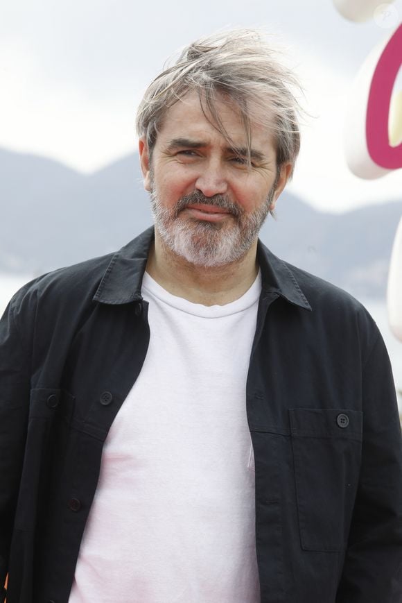Arnaud Henriet au photocall de la série "Demain nous appartient" lors de la 5ème saison du festival International des Séries "Canneseries" à Cannes, France, le 2 avril 2022. © Denis Guignebourg/Bestimage