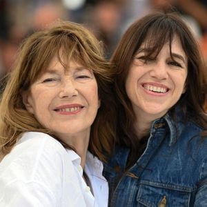 Charlotte Gainsbourg et Jane Birkin lors de la séance photo « Jane Par Charlotte » dans le cadre du 74e Festival international du film de Cannes, à Cannes, en France. Photo : Aurore Marechal/ABACAPRESS.COM