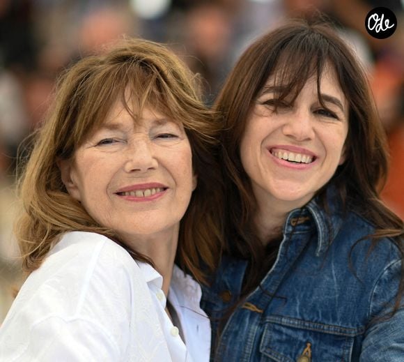 Charlotte Gainsbourg et Jane Birkin lors de la séance photo « Jane Par Charlotte » dans le cadre du 74e Festival international du film de Cannes, à Cannes, en France. Photo : Aurore Marechal/ABACAPRESS.COM