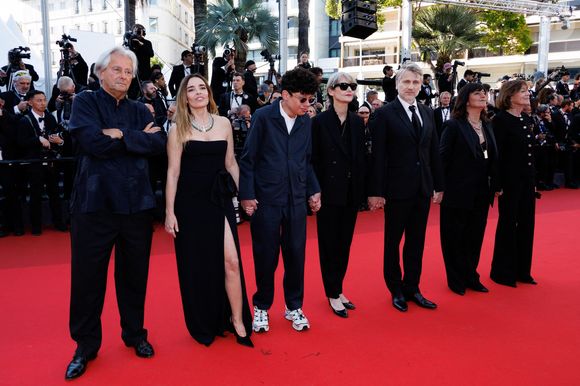 Vendredi 22 mai, deux films français étaient à l'honneur.
Laurent Pétin, Élodie Bouchez, Alphonse Roberts, Laetitia Masson, Stanislas Merhar, Romane Bohringer, Michèle Pétin - Montée des marches du film " Histoires de la nuit " lors du 79ème Festival International du Film de Cannes, le 21 mai 2026. © Jacovides-Moreau / Bestimage