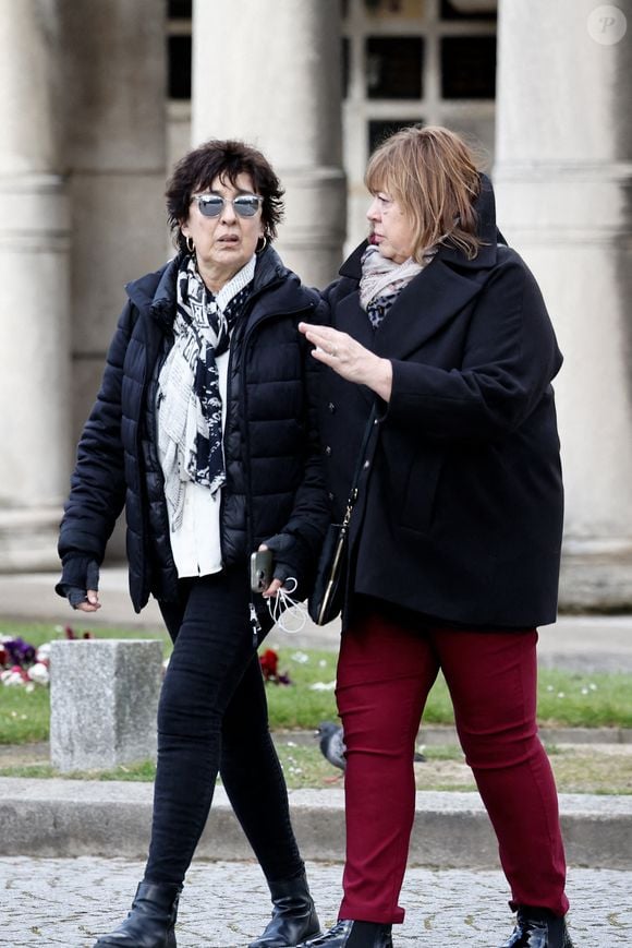 Les proches d’Isabelle Mergault se sont réunis au Père-Lachaise pour lui rendre un dernier hommage..

Isabelle Alonso, Michèle Bernier.
Sorties des obsèques d'Isabelle Mergault à la Coupole du Père-Lachaise à Paris © Cyril Moreau - Dominique Jacovides / Bestimage