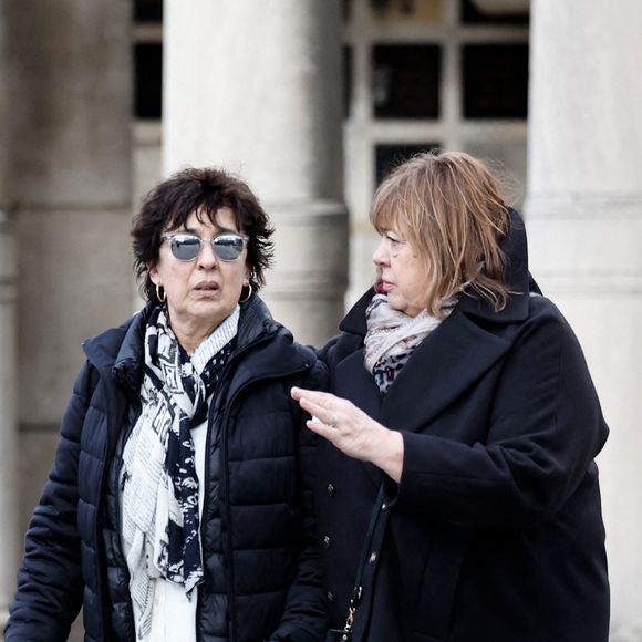 Les proches d’Isabelle Mergault se sont réunis au Père-Lachaise pour lui rendre un dernier hommage..

Isabelle Alonso, Michèle Bernier.
Sorties des obsèques d'Isabelle Mergault à la Coupole du Père-Lachaise à Paris © Cyril Moreau - Dominique Jacovides / Bestimage