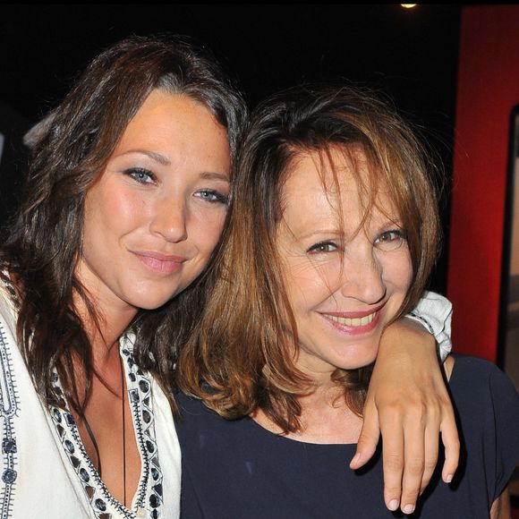 Sa mère a tenu à ce qu’elle conserve ce nom à l’école.

Laura Smet et Nathalie Baye à l'avant-première du film "Pauline et François" au Festival du film francophone d'Angoulême
Guillaume Gaffiot/Bestimage