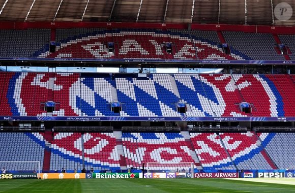 Une vue générale de l'insigne du Bayern Munich à l'intérieur de la Munich Football Arena en Allemagne, avant la finale de la Ligue des champions de l'UEFA samedi. Date de la photo : Vendredi 30 mai 2025. Mike Egerton/PA Wire.