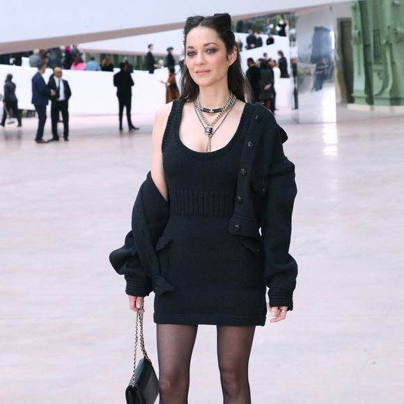 Car oui, Marion Cotillard suit une alimentation saine. C'est d'ailleurs le secret bien gardé qui se cache derrière ses jambes si fines.

Marion Cotillard - Célébrités au Défilé de Mode Chanel, Collection Haute Couture Printemps / Été 2025, dans le cadre de la Fashion Week de Paris, France, le 27 Janvier 2025. 

© Bertrand Rindoff / Bestimage