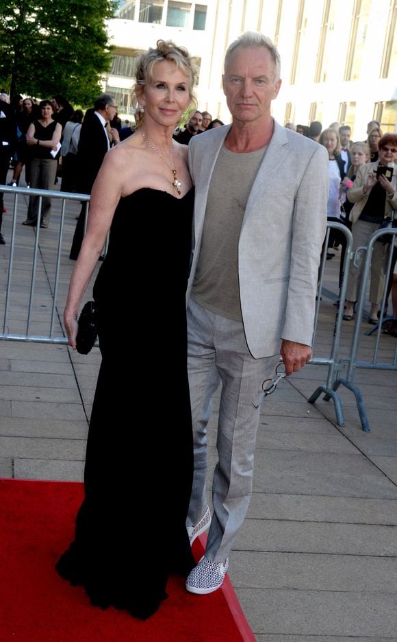 L'ancien membre du groupe The Police a empoché tout au long de sa carrière une coquette somme d'argent estimée à 225 millions d'euros, selon le classement du "Sunday Times" de 2012.

Sting et Trudie Styler assistent au gala du printemps de l'American Ballet Theatre à la Metropolitan Opera House. New York, le 21 mai 2018. © Abaca