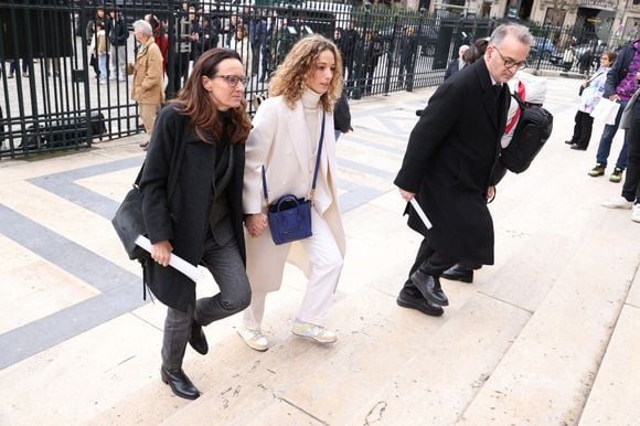 Son décès a été annoncé avec émotion par Karim Nedjari, directeur général de RMC, où Courbis était consultant depuis plus de vingt ans. 

Clara Paban, Olivia Courbis arrivant à la cérémonie funéraire de Rolland Courbis à l'église de la Madeleine à Paris, France, le 14 janvier 2026. Rolland Courbis, ancien footballeur français, entraîneur et commentateur médiatique au franc-parler, est décédé à l'âge de 72 ans. Photo par Jerome Domine/ABACAPRESS.COM