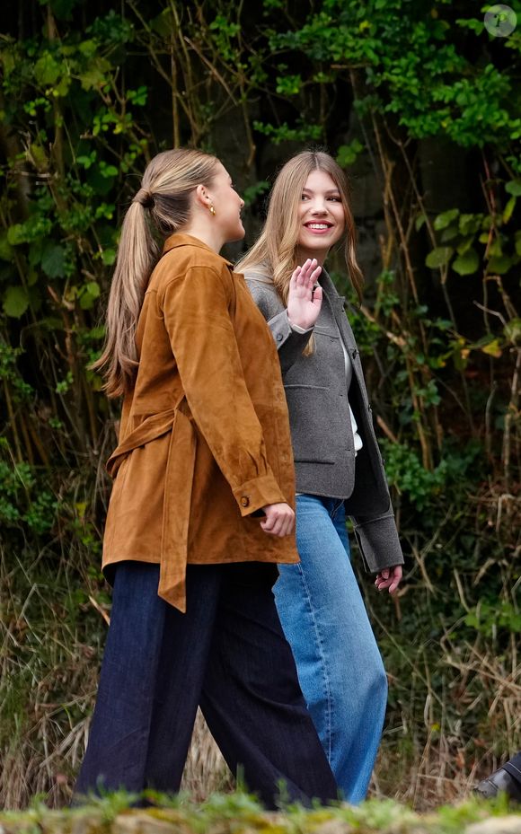 pour léguer l'intégralité de la somme qui leur est due à la Fondation Hesperia.

Le roi Felipe VI et la reine Letizia d'Espagne, La princesse Leonor, L'infante Sofia d'Espagne visitent Valdesoto, récompensé du Prix de la Ville Exemplaire des Asturies 2025, le 25 octobre 2025. 25/10/2025

Photo : LALO YASKY / BESTIMAGE