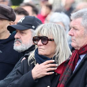 Steevy Boulay, Eric Laugérias, Christine Bravo et son mari Stéphane Bachot - Sorties des obsèques d'Isabelle Mergault à la Coupole du Père-Lachaise à Paris le 30 mars 2026. © Cyril Moreau - Dominique Jacovides / Bestimage