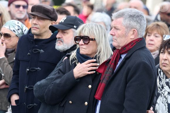 Steevy Boulay, Eric Laugérias, Christine Bravo et son mari Stéphane Bachot - Sorties des obsèques d'Isabelle Mergault à la Coupole du Père-Lachaise à Paris le 30 mars 2026. © Cyril Moreau - Dominique Jacovides / Bestimage