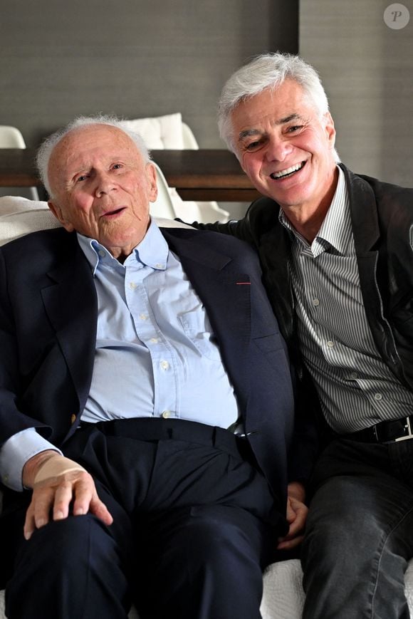 Cyril Viguier écrit d'ailleurs sur X : "'Rire avec Bouvard' hier à Cannes ! Un grand privilège dans cette époque anxiogène. Visite amicale et conversation animée avec mon jeune camarade de 96 ans quand même ! Formidable Philippe Bouvard". 

Exclusif - Philippe Bouvard, journaliste français, écrivain, homme de radio et de télévision, à son domicile, en interview télé avec le journaliste producteur Cyril Viguier à Cannes, le 27 février 2025.

© Bruno Bebert/Bestimage