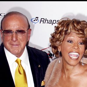 Mais son nom restera à jamais indissociable de celui de Whitney Houston, qu'il a repérée en 1983 et guidée vers les sommets de l'industrie musicale mondiale.
Clive Davis et Whitney Houston à la soirée pre-Grammy organisée à Beverly Hills le 10 février 2007 à Los Angeles.