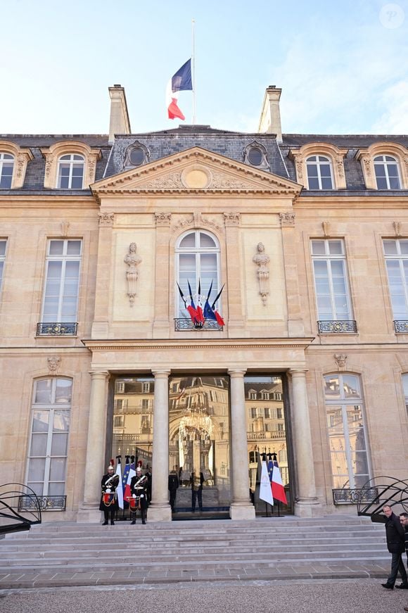 Ce lundi 23 décembre est une journée de deuil national

Le président Emmanuel Macron et sa femme Brigitte Macron participent à une minute de silence, au palais de l'Elysée, en hommage aux victimes du cyclone Chido à Mayotte le 23 décembre 2024.

© Eric Tschaen / Pool / Bestimage