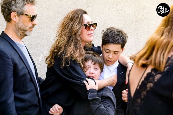 Anne-Charlotte Julian (fille de Jean-Louis Julian et de Chantal Nobel) et ses enfants lors de la cérémonie d’obsèques de Chantal Nobel en l’église Notre-Dame de l'Assomption à Ramatuelle, le 7 mai 2026. 

© Franz Chavaroche/Bestimage
