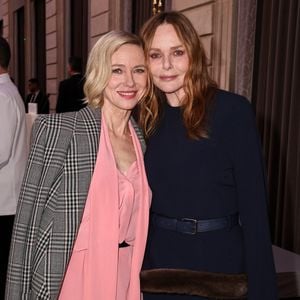 Depuis plus de vingt ans, Stella McCartney milite contre l’usage du cuir et de la fourrure et développe des alternatives respectueuses de l’environnement.

Naomi Watts, Stella McCartney - La créatrice S.McCartney est faite Chevalier de la Légion d'honneur par le président français E.Macron au palais de l'Elysée à Paris, le 5 mars 2026, lors de la Fashion Week à Paris. Cette distinction salue son parcours ainsi que son engagement dans l'univers de la création et de la mode.