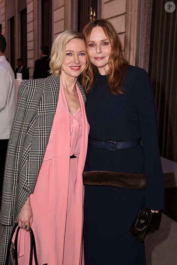 Depuis plus de vingt ans, Stella McCartney milite contre l’usage du cuir et de la fourrure et développe des alternatives respectueuses de l’environnement.

Naomi Watts, Stella McCartney - La créatrice S.McCartney est faite Chevalier de la Légion d'honneur par le président français E.Macron au palais de l'Elysée à Paris, le 5 mars 2026, lors de la Fashion Week à Paris. Cette distinction salue son parcours ainsi que son engagement dans l'univers de la création et de la mode.