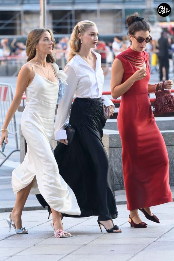 Cleopatra Von Adelsheim, Beatrice Borromeo, Marta Ferri au Vogue World 2026 à la Galleria Vittorio Emanuele II le 22 septembre 2026
©SGPItalia