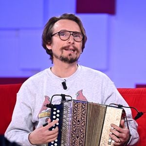 Lorànt a longtemps été complexé par sa taille. « J’étais tout petit », a-t-il indiqué. Il a même envisagé des hormones de croissance, avant de renoncer pour raisons sanitaires.

Exclusif - Lorant Deutsch Enregistrement de l'émission Vivement dimanche au studio Gabriel, presentée par Michel Drucker . Diffusion sur France 2 le 27/02/2022.

Guillaume Gaffiot/Bestimage