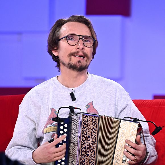 Lorànt a longtemps été complexé par sa taille. « J’étais tout petit », a-t-il indiqué. Il a même envisagé des hormones de croissance, avant de renoncer pour raisons sanitaires.

Exclusif - Lorant Deutsch Enregistrement de l'émission Vivement dimanche au studio Gabriel, presentée par Michel Drucker . Diffusion sur France 2 le 27/02/2022.

Guillaume Gaffiot/Bestimage