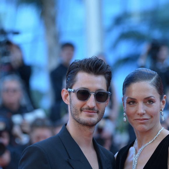 Pierre Niney et sa compagne Natasha Andrews - Montée des marches du film "Le comte de Monte-Cristo" lors du 77ème Festival International du Film de Cannes, le 22 mai 2024.
 © Rachid Bellak/Bestimage