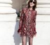 Toujours d’une élégance folle, Charlotte Gainsbourg a particulièrement subjugué l'assistance en dévoilant son jeu de jambes dans une robe courte bordeaux en dentelle brodée d’or. 

Charlotte Gainsbourg aux arrivées du deuxième défilé de mode Saint Laurent Prêt à Porter Collection Homme Printemps/Été 2027 lors de la Fashion Week de Paris à la Bourse de Commerce - Pinault Collection, à Paris, France, le 23 juion 2026. © Olivier Borde/Bestimage