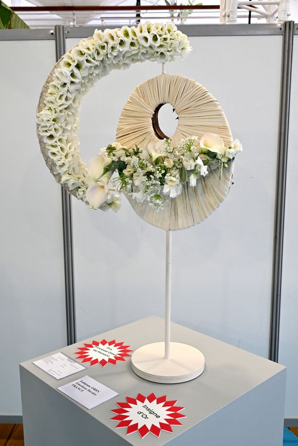 La composition florale qui a remporté le prix princesse Grace de Monaco et l'insigne d'Or - Le prince Albert II de Monaco, la princesse Caroline de Hanovre et Melanie De Massy guidés par la vice présidente du Garden Club Mme Cécilia Casiraghi ont inauguré le 57ème Concours International de Bouquets à Monaco, le 9 mai 2025. © Bruno Bebert/Bestimage