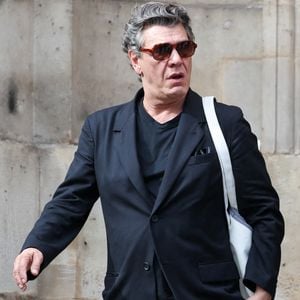 Marc Lavoine - Sorties des obsèques de Thierry Ardisson en l’église Saint-Roch de Paris, France, le 17 juillet 2025. © Clovis-Jacovides/Bestimage